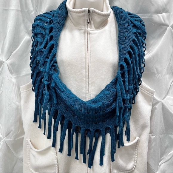 🌟 $10 🌟 Crocheted tube scarf with tassels - Picture 4 of 6